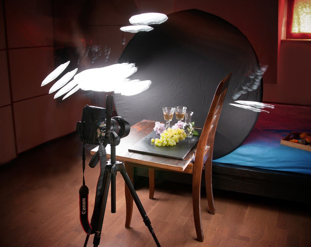 Die weißen Flecken zeigen die Position der Mini-Softbox