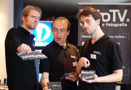 Dennis, Robert und Marc II beim verschenken der Best of FotoTV-DVD