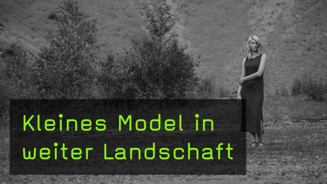 Kleines Model in weiter Landschaft