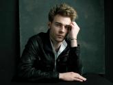 Gabriel Hill, Portrait mit Oliphant Backdrop