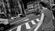 junge Frau überquert die Straße