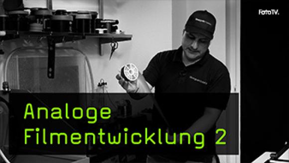 Analoge Filmentwicklung in der Dunkelkammer